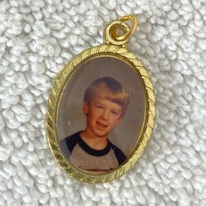 5/$35 Vintage Gold Tone Metal Oval Photo Portrait Pendant